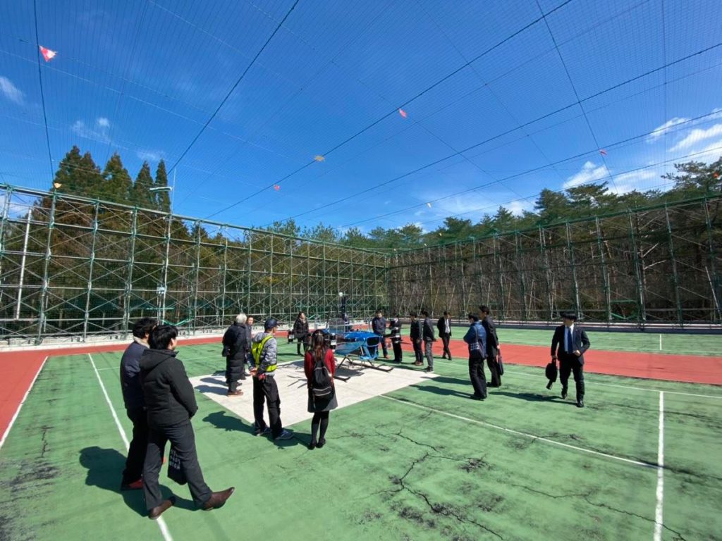 空飛ぶクルマの開発現場を視察中の豊田市長