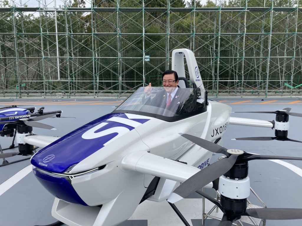 2025年大阪・関西万博に向けて、「空飛ぶクルマ」の実機と開発現場を視察 SkyDrive社に井上国際博覧会担当大臣が来社 - 株式会社SkyDrive